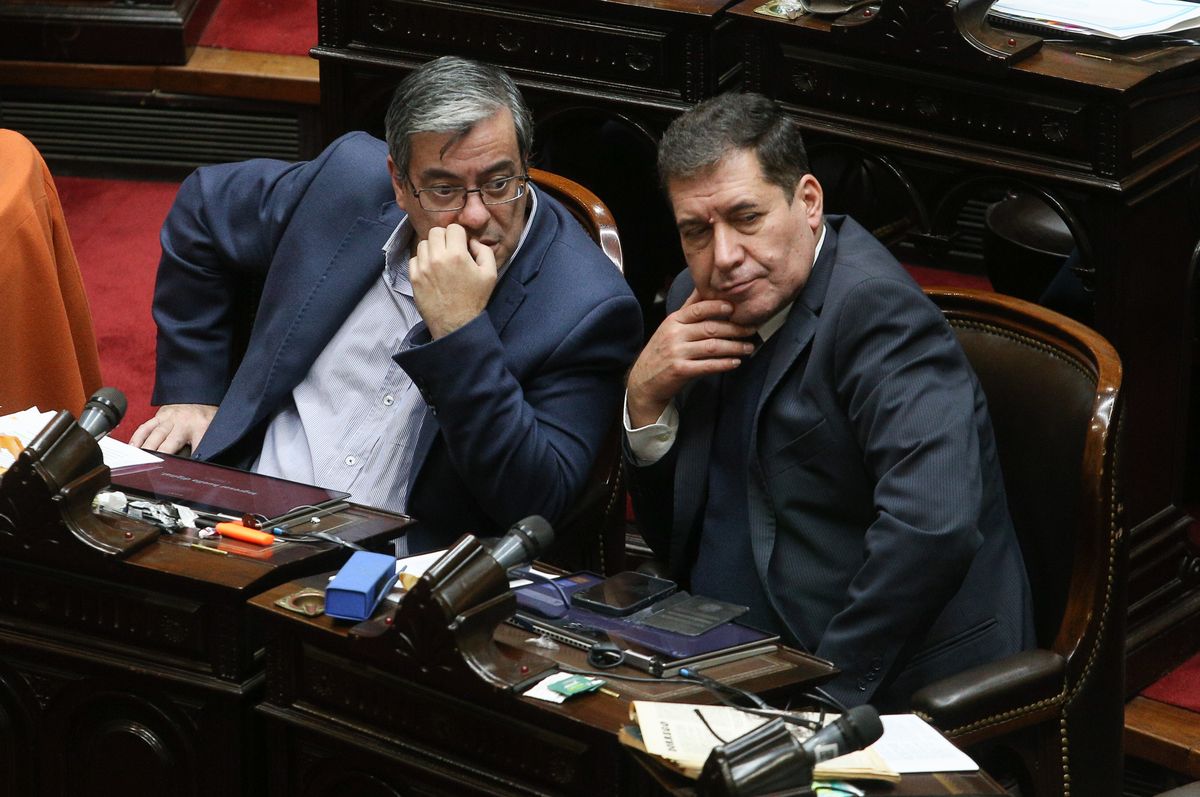 Los diputados Germán Martínez y Sergio Casas durante la sesión especial para considerar los expedientes sobre sistema Integrado de Jubilaciones y Pensiones. Foto NA: MARIANO SANCHEZ Los diputados Germán Martínez y Sergio Casas durante la sesión especial para considerar los expedientes sobre sistema Integrado de Jubilaciones y Pensiones. Foto NA: MARIANO SANCHEZ