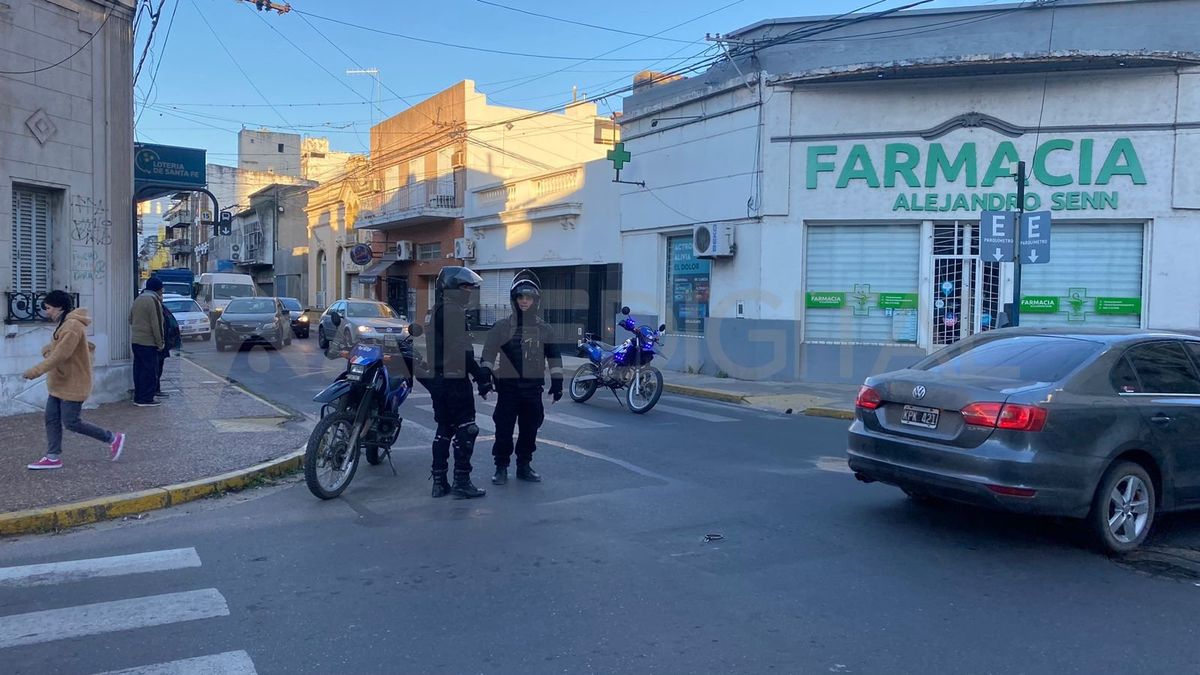 Una camioneta Renault Kangoo y una moto chocaron en La Rioja y 4 de enero. Una camioneta Renault Kangoo y una moto chocaron en La Rioja y 4 de enero.