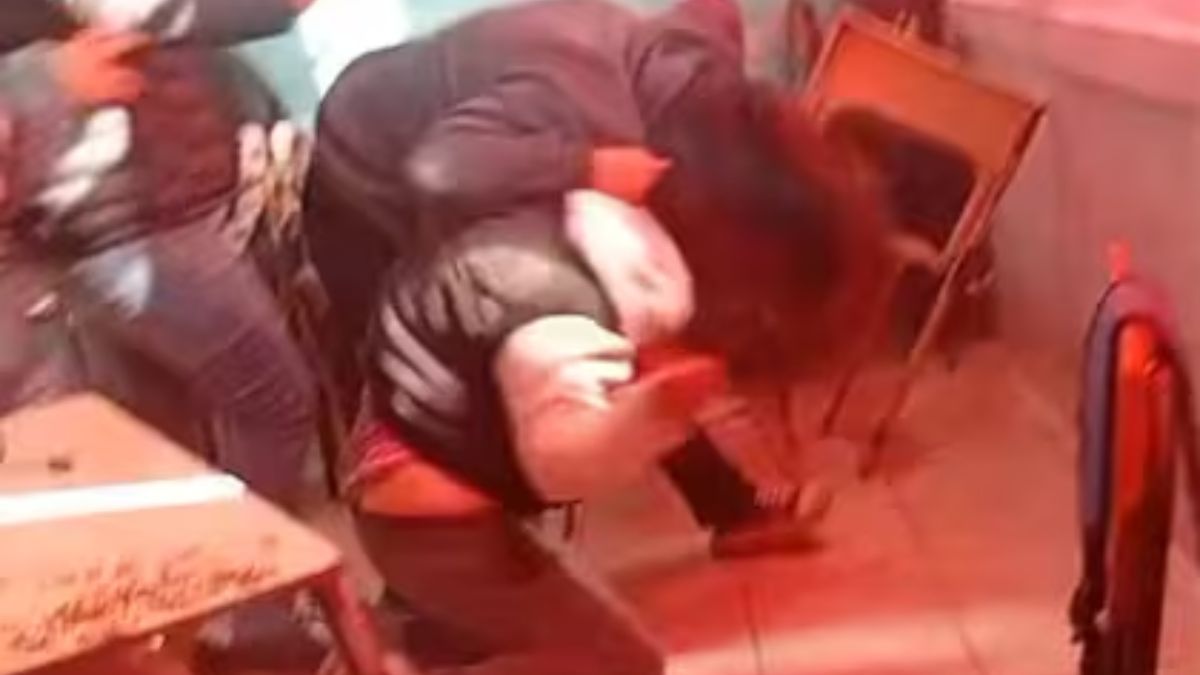 Una madre ingresó a una escuela de Junín y atacó a una alumna con una cadena.