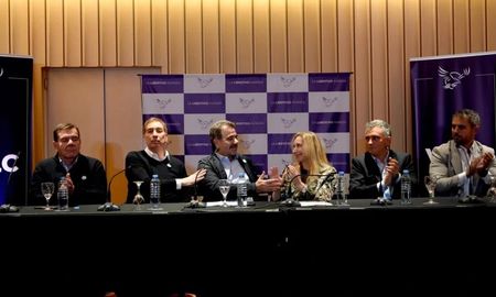 La Libertad Avanza y el PRO discuten a contrarreloj el armado de las nóminas en las ocho secciones de la provincia de Buenos Aires que competirán en las elecciones bonaerenses. La Libertad Avanza y el PRO discuten a contrarreloj el armado de las nóminas en las ocho secciones de la provincia de Buenos Aires que competirán en las elecciones bonaerenses.