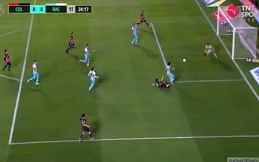 Colon avisó nuevamente Racing con un tiro muy complicado.&nbsp;
