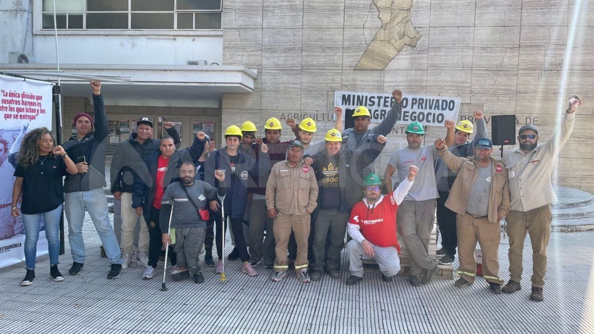 El acampe piquetero es frente a la sede del Ministerio de la Producción de Santa Fe.