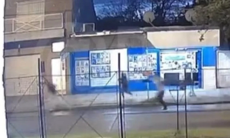 video impactante: un militar le arrebato el arma a un motochorro y lo mato a tiros