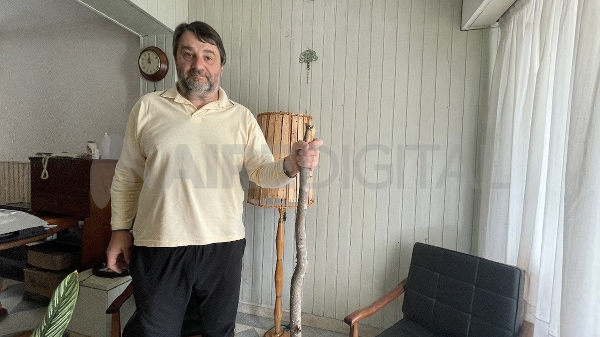 Claudio carga un bastón que obtuvo en su visita a Cilipica, la localidad en donde Mama Antula predicó su palabra. Claudio carga un bastón que obtuvo en su visita a Cilipica, la localidad en donde Mama Antula predicó su palabra.