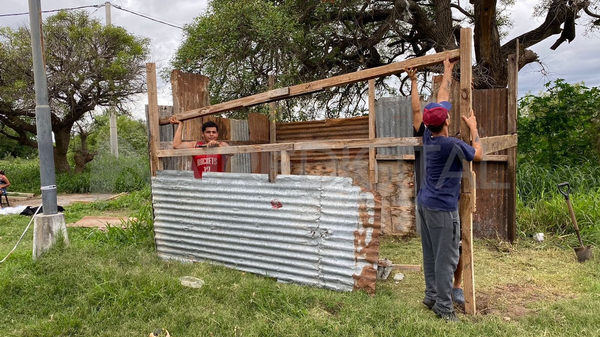 Chapas, maderas y Nylon son algunos de los materiales utilizados para armar estos asentamientos. Chapas, maderas y Nylon son algunos de los materiales utilizados para armar estos asentamientos.