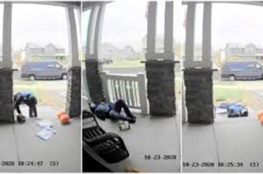 Viral: repartidor se cae dos veces al hacer una entrega.