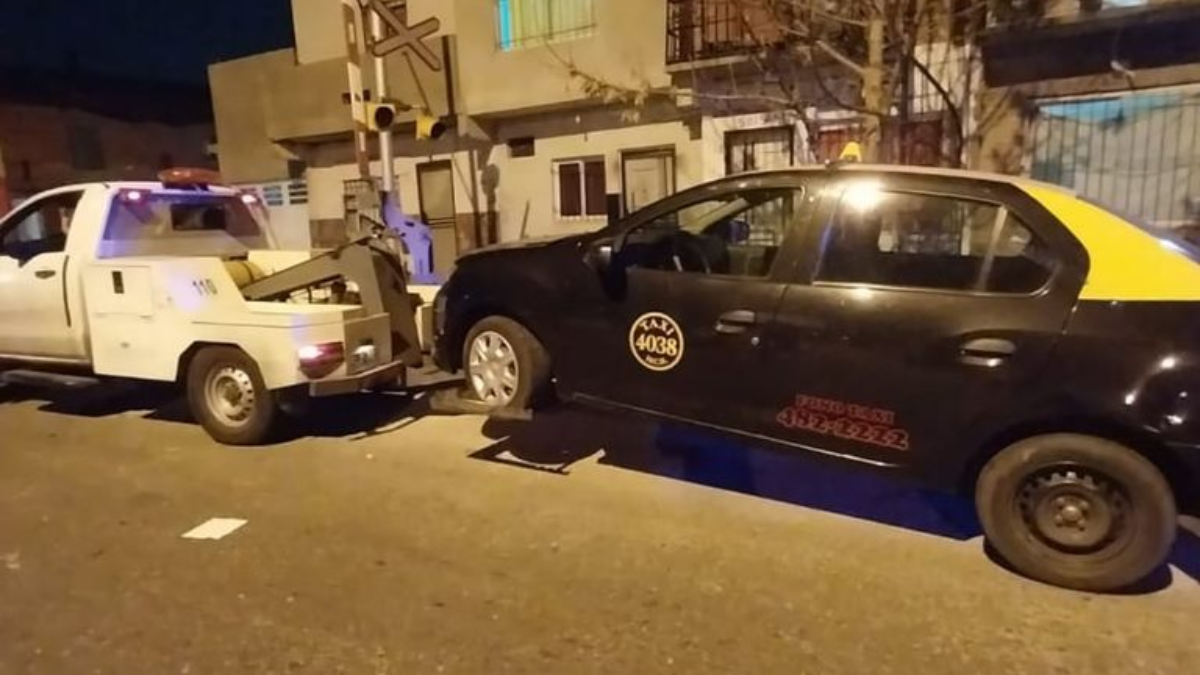 Un taxista fue detenido mientras conducía en contramano, alcoholizado y drogado