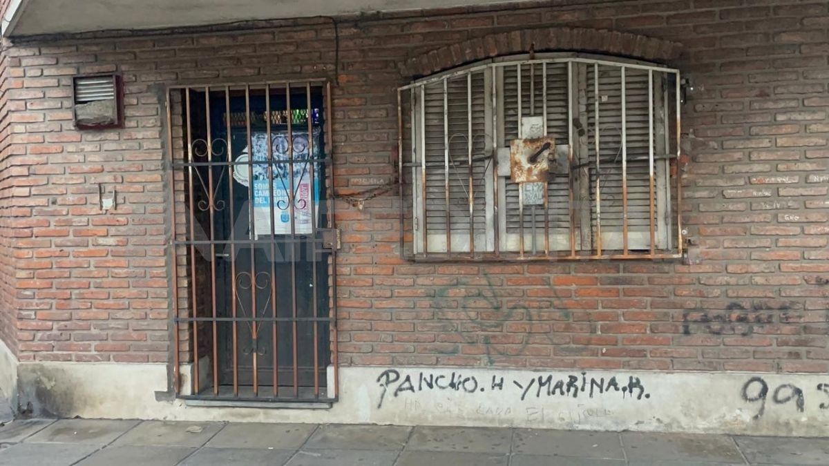 Santa Fe: dos ladrones descalzaron una reja y robaron en un kiosco. Santa Fe: dos ladrones descalzaron una reja y robaron en un kiosco.