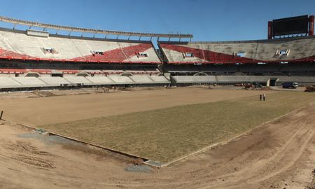 El Estadio Monumental está casi listo para volver a albergar los partidos de River con los primeros brotes de césped. El Estadio Monumental está casi listo para volver a albergar los partidos de River con los primeros brotes de césped.