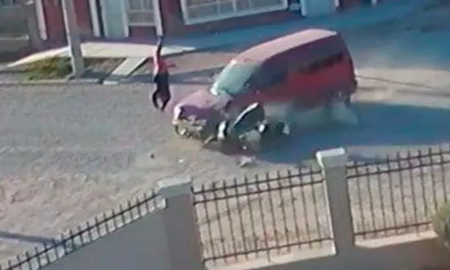 Debido a la gravedad de las heridas, la joven fue trasladada al hospital local donde quedó internada. Al recuperarse, notó una ausencia en su bolsillo: le faltaban el celular Samsung y la billetera. Debido a la gravedad de las heridas, la joven fue trasladada al hospital local donde quedó internada. Al recuperarse, notó una ausencia en su bolsillo: le faltaban el celular Samsung y la billetera.