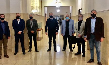 El 22 de julio pasado, cinco senadores y un diputado de Santa Fe viajaron a Buenos Aires para fotografiarse con el entonces ministro de Seguridad, Agustín Rossi. El 22 de julio pasado, cinco senadores y un diputado de Santa Fe viajaron a Buenos Aires para fotografiarse con el entonces ministro de Seguridad, Agustín Rossi.