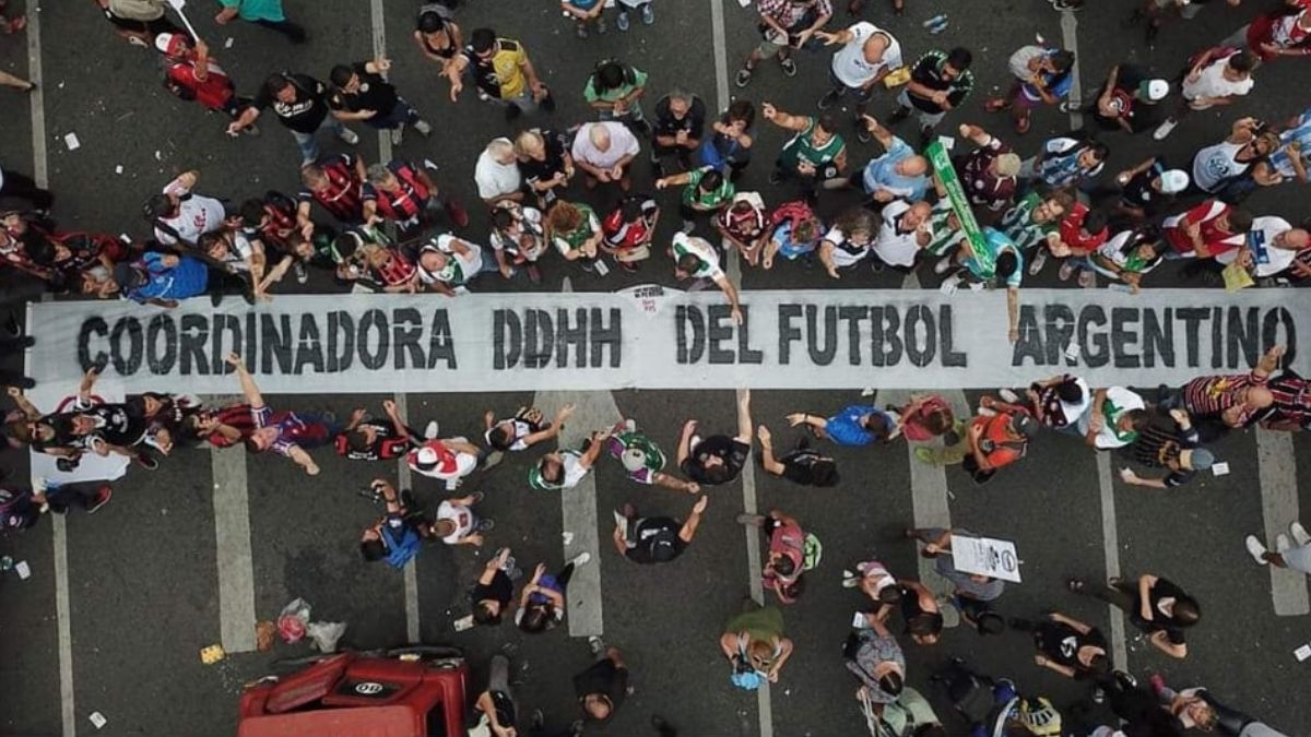 La coordinadora de Derechos Humanos del Fútbol Argentino homenajea a los 33 fubolistas desaparecidos en la última dictadura militar argentina.
