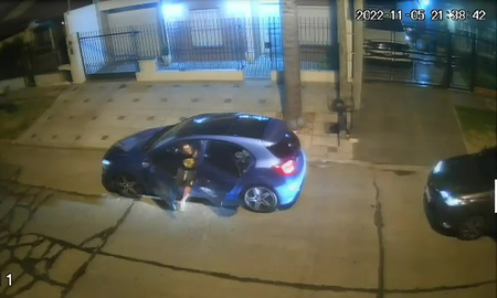 Le robaron el auto, no lo pudieron arrancar y lo secuestraron para que les enseñe a usarlo Le robaron el auto, no lo pudieron arrancar y lo secuestraron para que les enseñe a usarlo