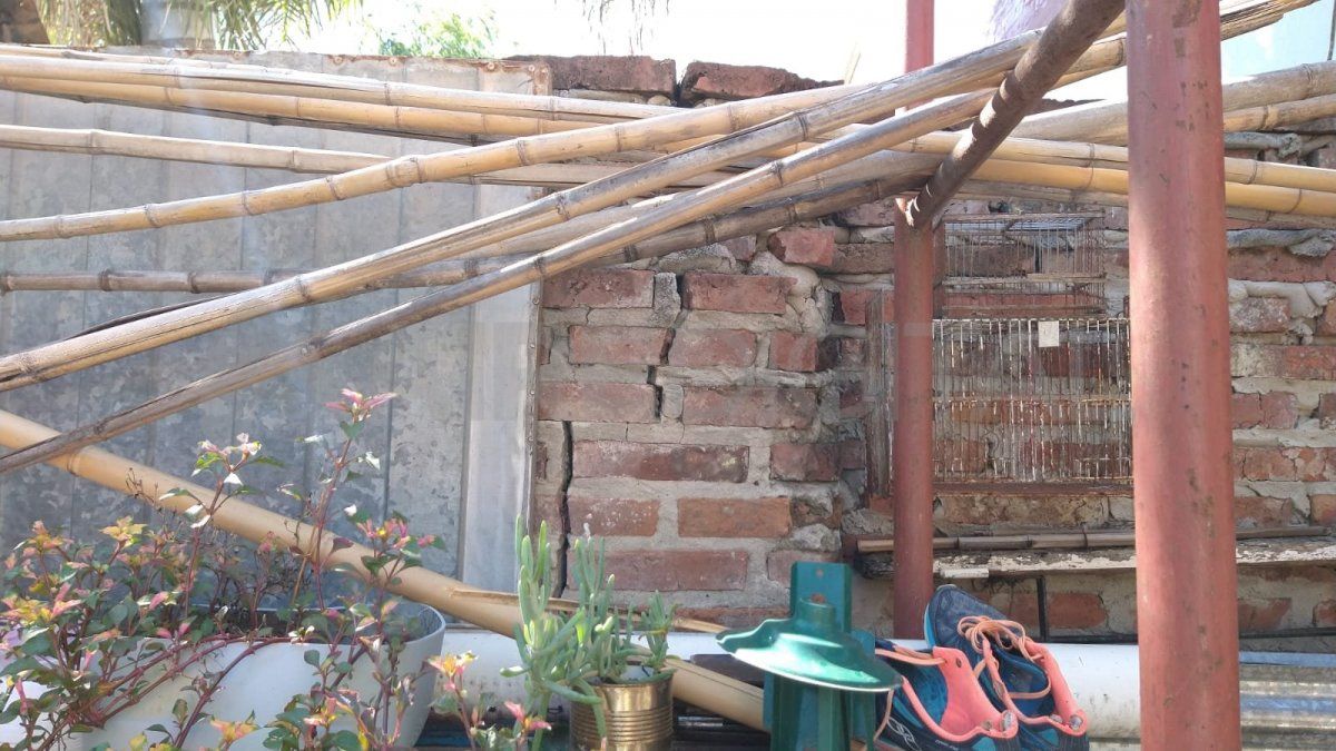 Por esta vivienda entraron los bomberos para poder acceder al depósito