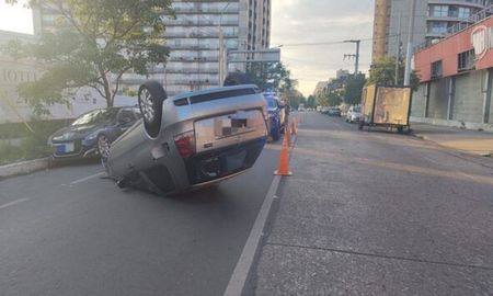 Vuelco en barrio General Paz tras una distracción al volante. Vuelco en barrio General Paz tras una distracción al volante.
