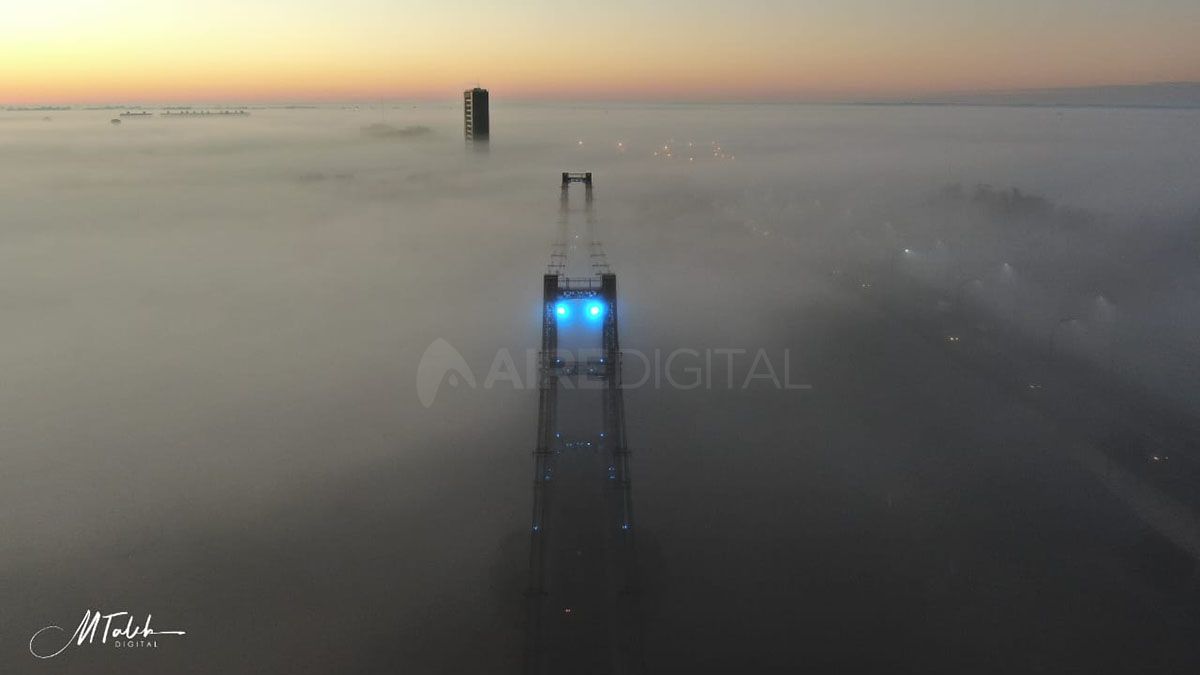 Las im&aacute;genes desde el aire dejan ver a la ciudad de Santa Fe oculta tras las nubes bajas