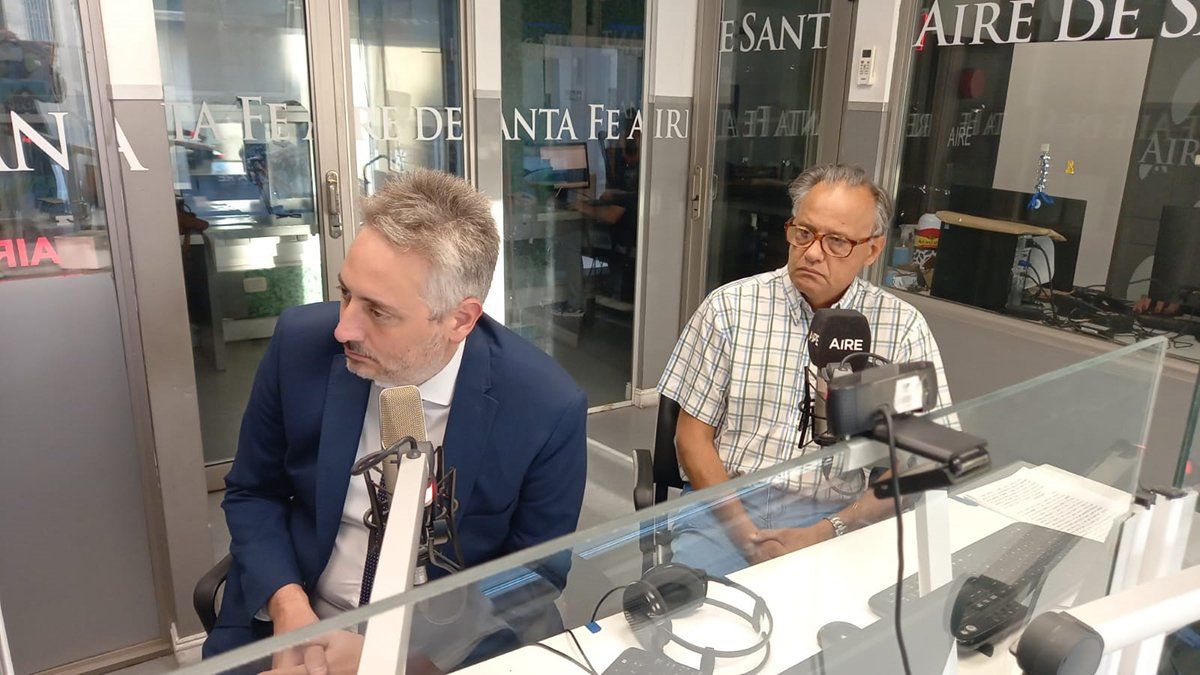 El bioquímico Alfredo Sadonio y su abogado, Martín Durando, en los estudios de AIRE cuando se dictó el sobreseimiento del bioquimico