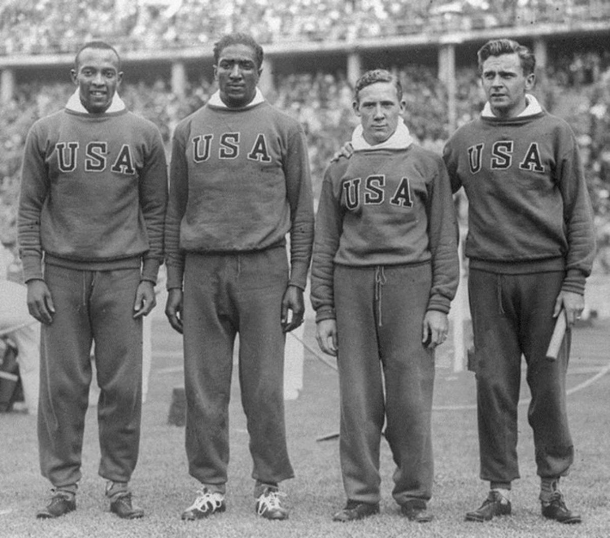 El 9 de agosto, Owens ganó su cuarto y último oro en Berlín 1936 integrando la posta 4 x 100 metros de los Estados Unidos, que marcó un nuevo récord mundial con 39”8/10. Desde la izquierda, Jesse Owens, Ralph Metcalfe, Foy Draper y Frank Wykoff.