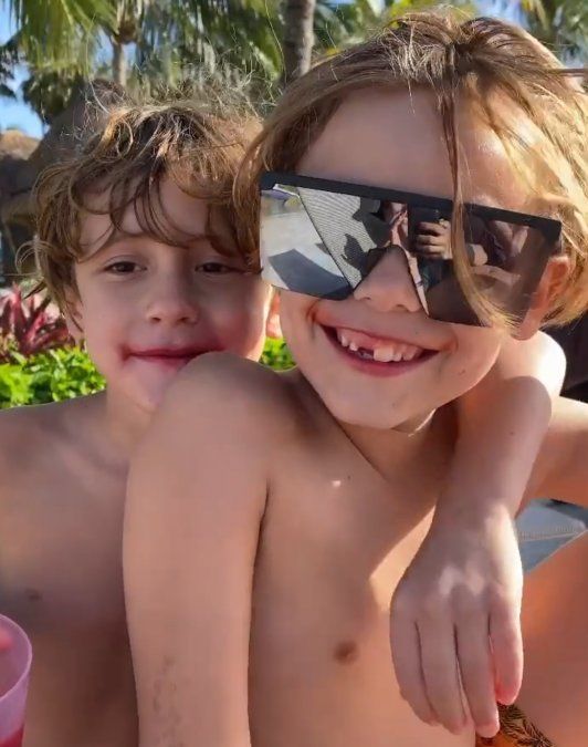 La pancita de Pampita quedó reflejada en los lentes de sol de su hijo.