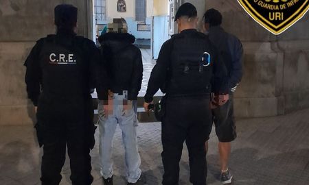 Dos jóvenes intentaron pagar con una app falsa en un bar del centro de Santa Fe. Fueron descubiertos y quedaron detenidos por presunta estafa. Dos jóvenes intentaron pagar con una app falsa en un bar del centro de Santa Fe. Fueron descubiertos y quedaron detenidos por presunta estafa.