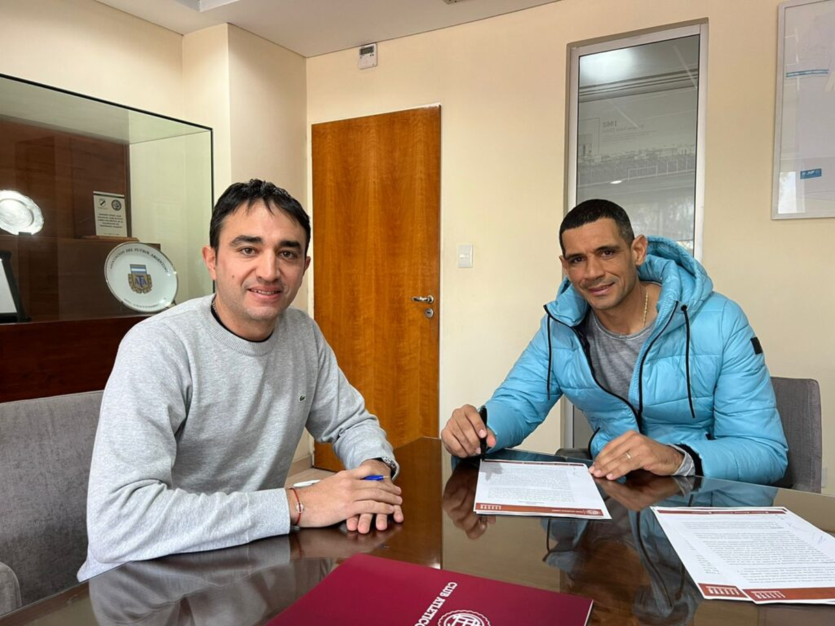 José Sand firmando el nuevo contrato con Lanús. José Sand firmando el nuevo contrato con Lanús.