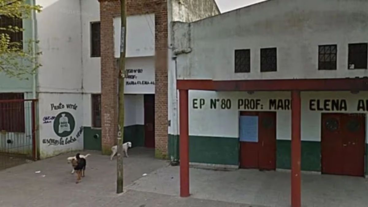 La directora de una escuela fue golpada por los padres tras una pelea entre alumnos.