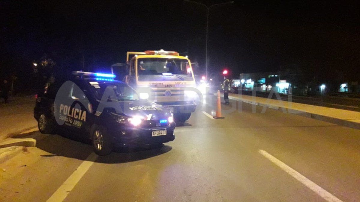 Se solicitó la presencia de personal de tránsito de la Municipalidad de Santa Fe, quien procede a la remisión de vehículo al corralón.