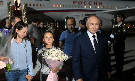 Putin escolta a Anna Dultseva, que llega de la mano de su hija de 11 años. Detrás, su esposo, Artiom Dultsev y su hijo de 9. Vivieron durante más de 10 años en Argentina.(foto Reuters) Putin escolta a Anna Dultseva, que llega de la mano de su hija de 11 años. Detrás, su esposo, Artiom Dultsev y su hijo de 9. Vivieron durante más de 10 años en Argentina.(foto Reuters)