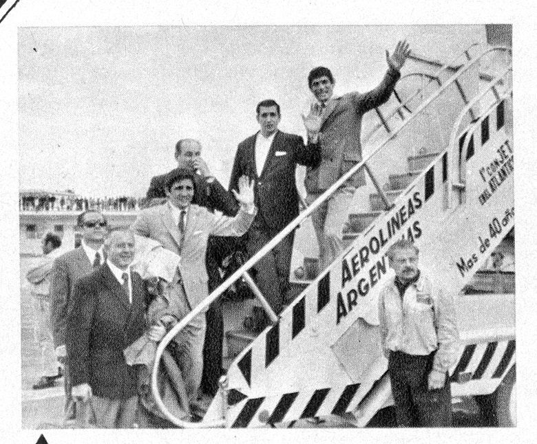 El sábado 24 de octubre –dos semanas antes de la pelea– y, en el vuelo 140 de Aerolíneas Argentinas que partió a las 16, Monzón, Brusa, Tito Lectoure, José Humberto Menno y Juan Aranda (los sparrings de Carlos), y el profesor Oscar Patricio Russo, el preparador físico, emprendieron el viaje hacia Roma.