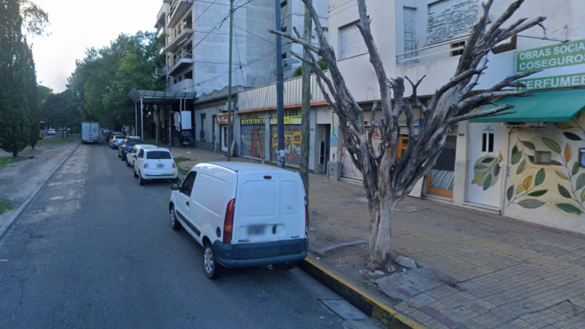 La mujer estaba contando la recaudación de su kiosco cuando fue sorprendida por los ladrones que la amenazaron con un cuchillo para robarle. La mujer estaba contando la recaudación de su kiosco cuando fue sorprendida por los ladrones que la amenazaron con un cuchillo para robarle.