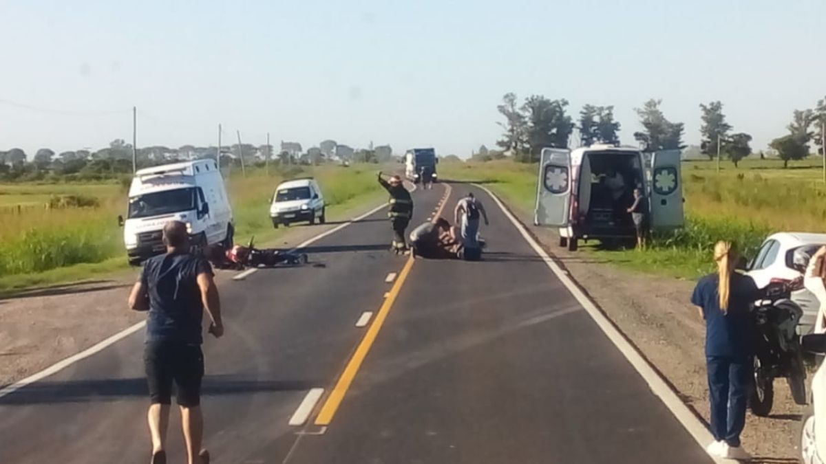 Dos ambulancias asistieron a los motociclistas.