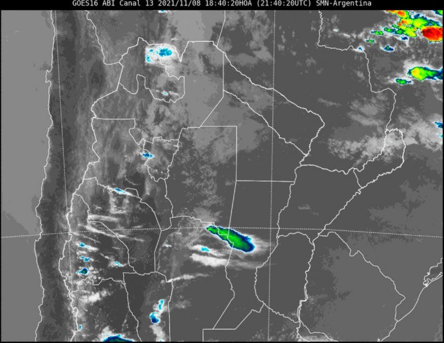 En la imagen satelital se observa poca nubosidad en nuestra provincia. Sin embargo, en la provincia de Córdoba se observan núcleos de tormentas que producen abundantes precipitaciones incluyendo caída de granizo. 