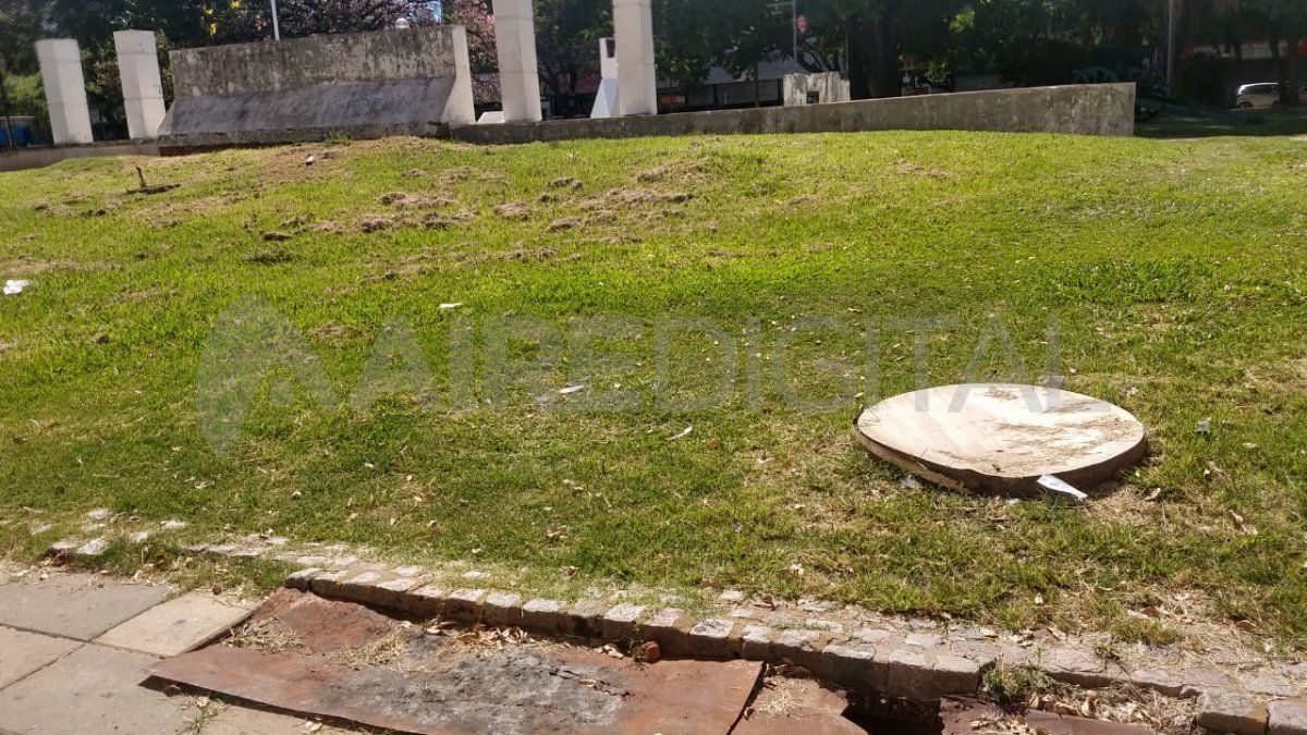 Los vecinos denuncian el abandono en la Plaza del Soldado.