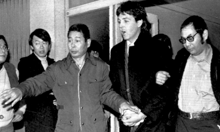 Paul McCartney fue arrestado por tenencia de marihuana en Japón y deportado 9 días después. Paul McCartney fue arrestado por tenencia de marihuana en Japón y deportado 9 días después.