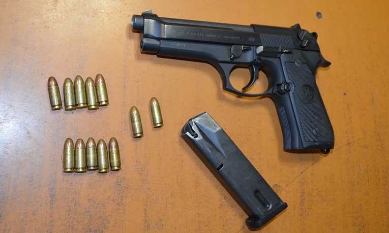 Limitan el uso de armas para agentes que tengan denuncias por violencia de género