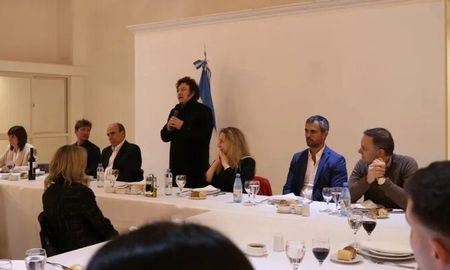 Javier Milei compartió un asado con los 87 diputados héroes. Javier Milei compartió un asado con los 87 diputados héroes.