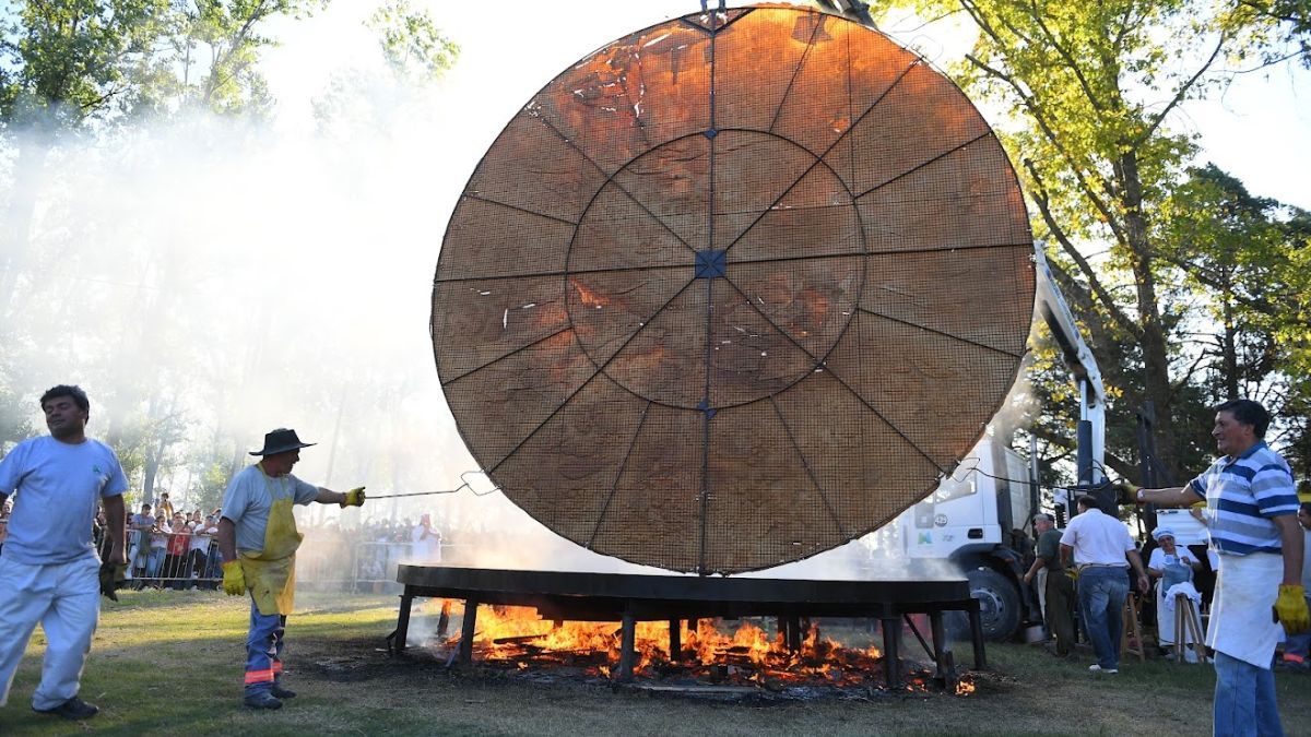 La Fiesta Nacional de la Torta Frita nació como un homenaje a las raíces criollas y hoy moviliza a más de 20.000 personas que se reúnen en el Parque Municipal Independencia.