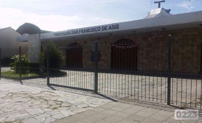 Fue a misa, robó un copón con hostias y quiso venderlas a sus vecinos