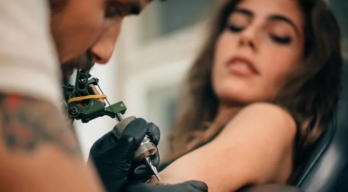 Existe un vínculo entre el linfoma, un tipo de cáncer, y los tatuajes. Existe un vínculo entre el linfoma, un tipo de cáncer, y los tatuajes.