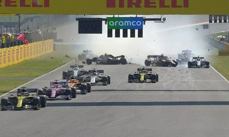 Un accidente múltiple dejó a varios pilotos fuera de carrera en el GP de Mugello de la Fórmula 1. Un accidente múltiple dejó a varios pilotos fuera de carrera en el GP de Mugello de la Fórmula 1.