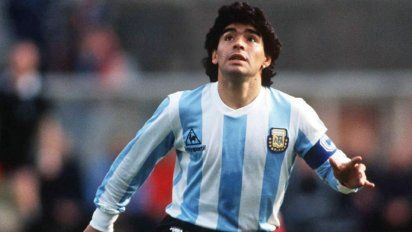 Pagaron casi un millón de pesos por una camiseta de Maradona en una subasta benéfica en Nápoles