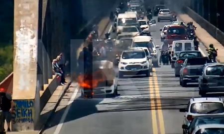 Tensión. Automovilistas fueron hasta el coche e intentaron aplacar el fuego. Tensión. Automovilistas fueron hasta el coche e intentaron aplacar el fuego.