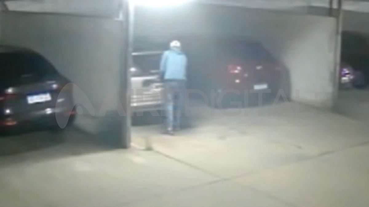 Captura del video: el delincuente intenta abrir el baúl de uno de los vehículos