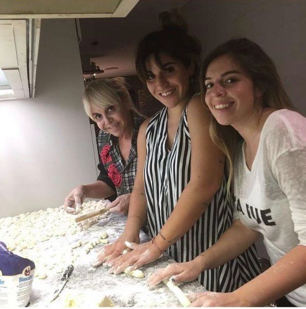 ¡QUE RICO! CLAUDIA AMASANDO ÑOQUIS CON DALMA Y GIANINNA. CON RAZON TIENE CHANCES DE GANAR MASTERCHEF.