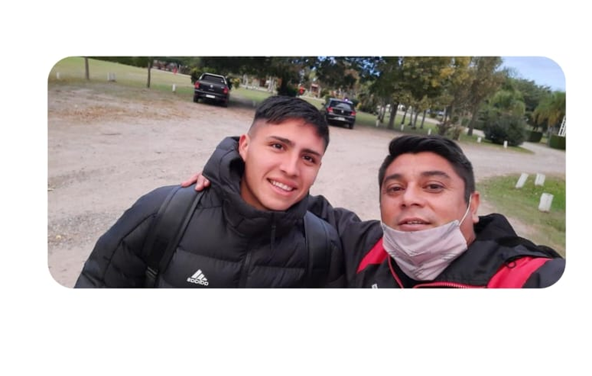 Facundo Farías junto a Darío Duarte, su primer técnico. Facundo Farías junto a Darío Duarte, su primer técnico.