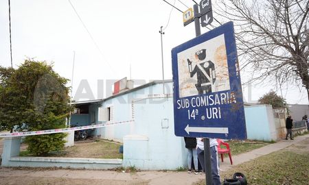 La dependencia policial se encuentra en el norte de la ciudad de Santa Fe y originalmente el inmueble era una casa de un plan de viviendas. La dependencia policial se encuentra en el norte de la ciudad de Santa Fe y originalmente el inmueble era una casa de un plan de viviendas.
