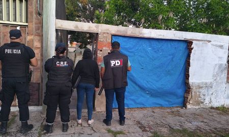 En una rápida intervención coordinada por la Policía de Investigaciones (PDI), dos personas fueron aprehendidas en la ciudad de Santa Fe luego de intentar extorsionar al propietario de un vehículo robado.