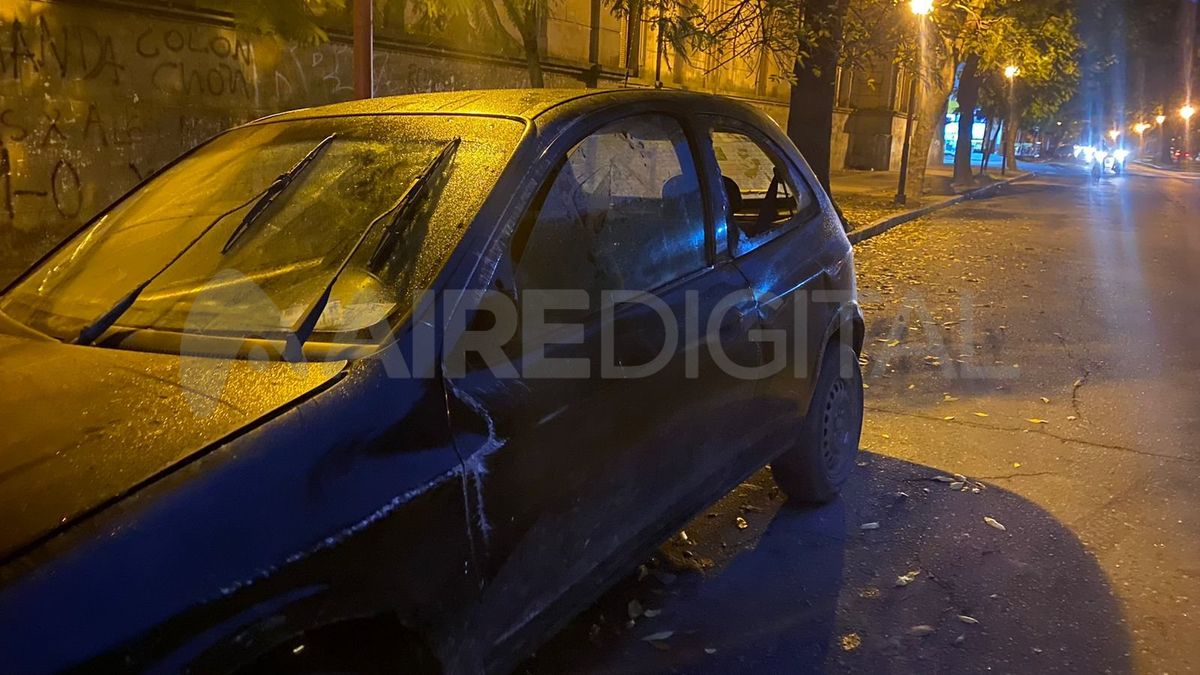 Los autos quedaron estacionados frente a una escuela. Los autos quedaron estacionados frente a una escuela.