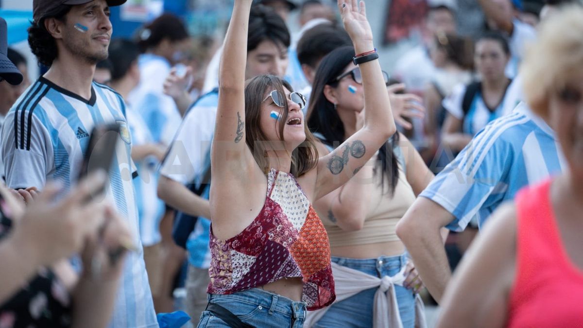 &iexcl;Manos arriba y a alentar! Con cantos y baile, los santafesinos festejaron en El Molino.