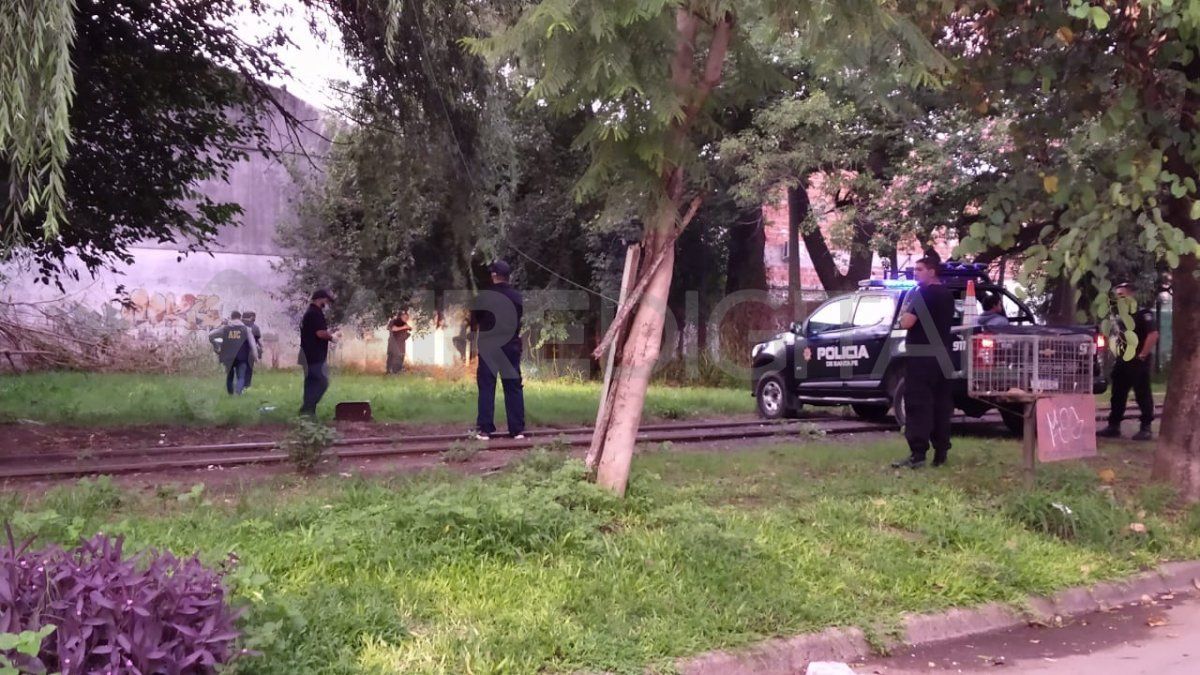 El cuerpo fue hallado en un baldío pegado a las vías del tren en Pasaje Irala al 3000.&nbsp;
